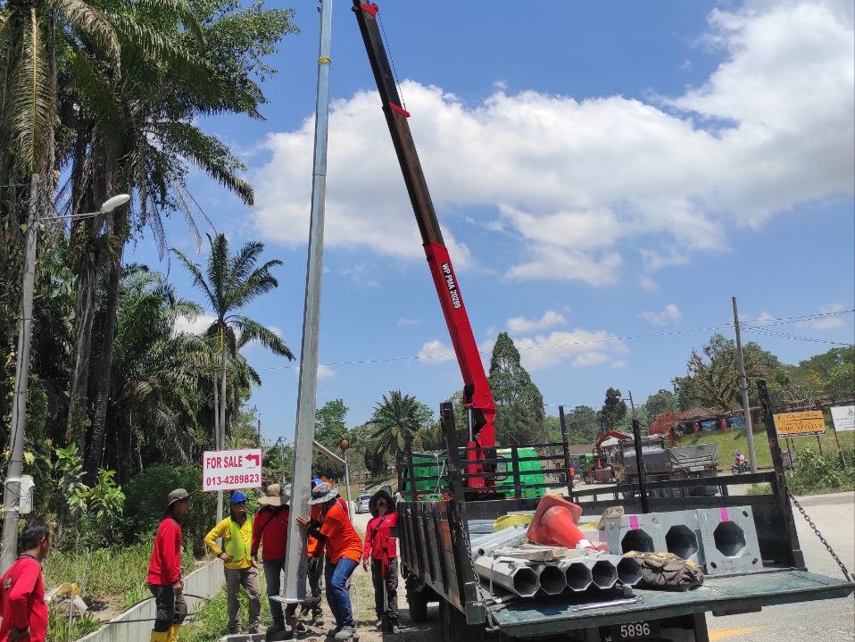 PEMASANGAN LAMPU JALAN JUNJONG