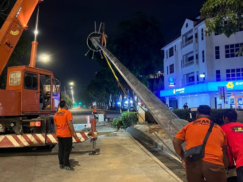 PEMASANGAN LAMPU HIGH MAST DI SUNWAY