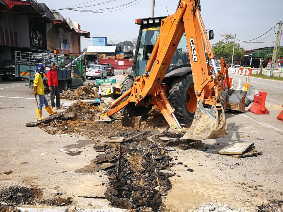 PEMASANGAN LAMPU JALAN DAN LAMPU ISYARAT