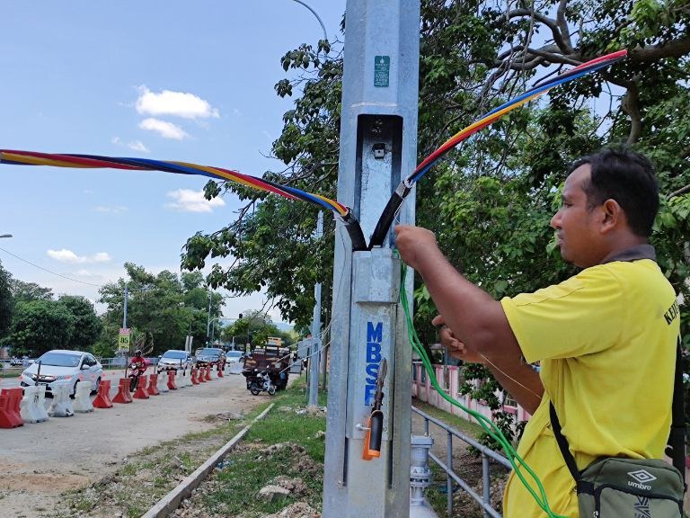 PEMASANGAN LAMPU JALAN DAN LAMPU ISYARAT