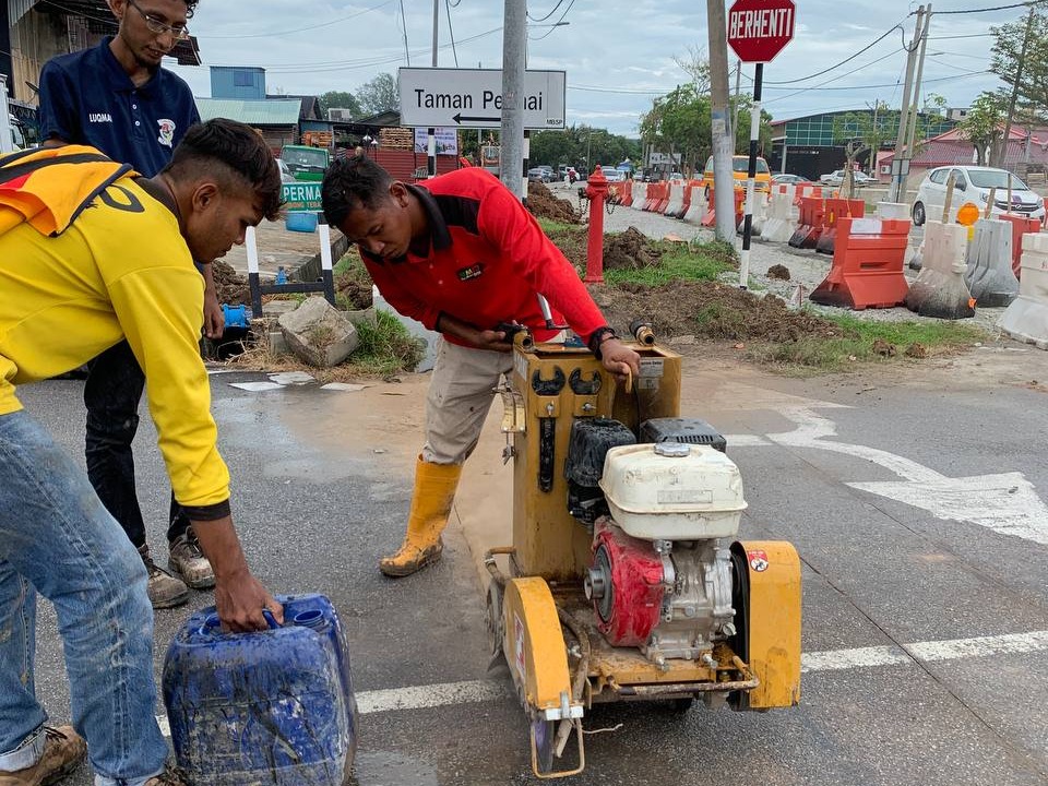 PEMASANGAN LAMPU JALAN DAN LAMPU ISYARAT