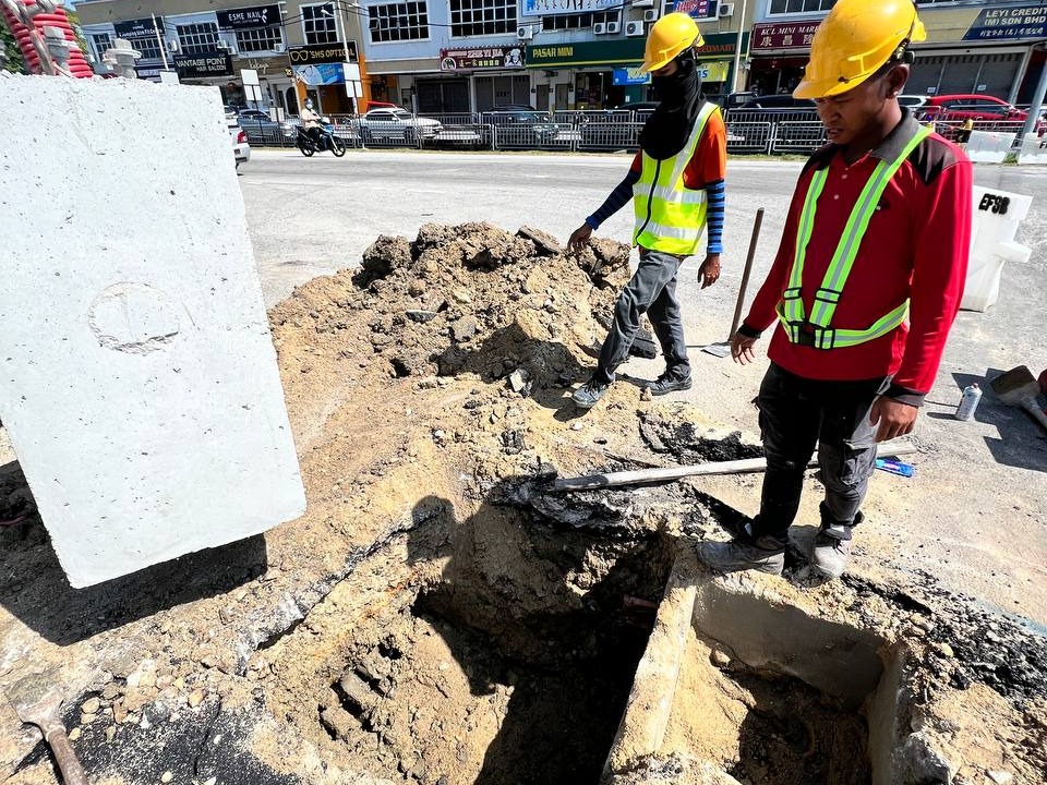 PEMASANGAN LAMPU JALAN DAN LAMPU ISYARAT