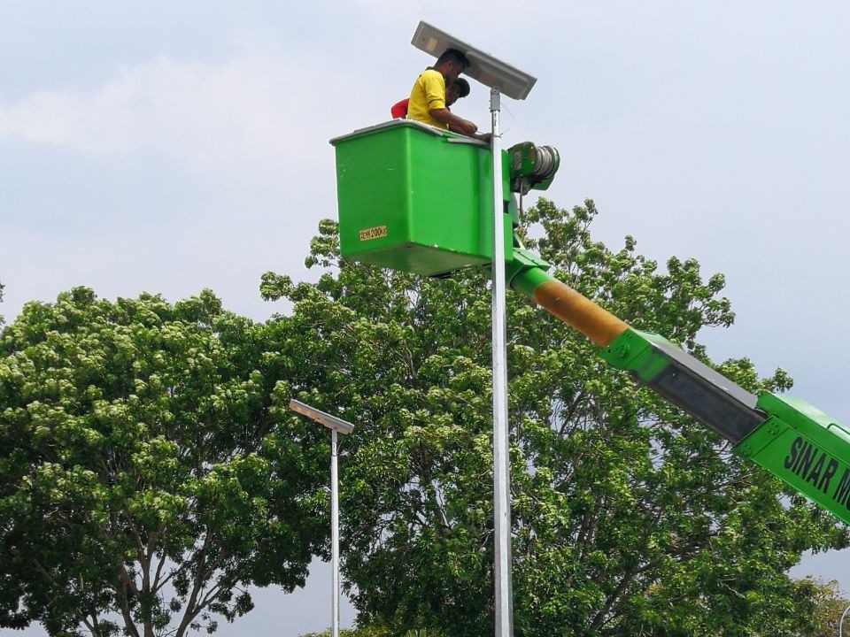 PEMASANGAN LAMPU JENIS LED SOLAR DAN LAMPU LIMPAH