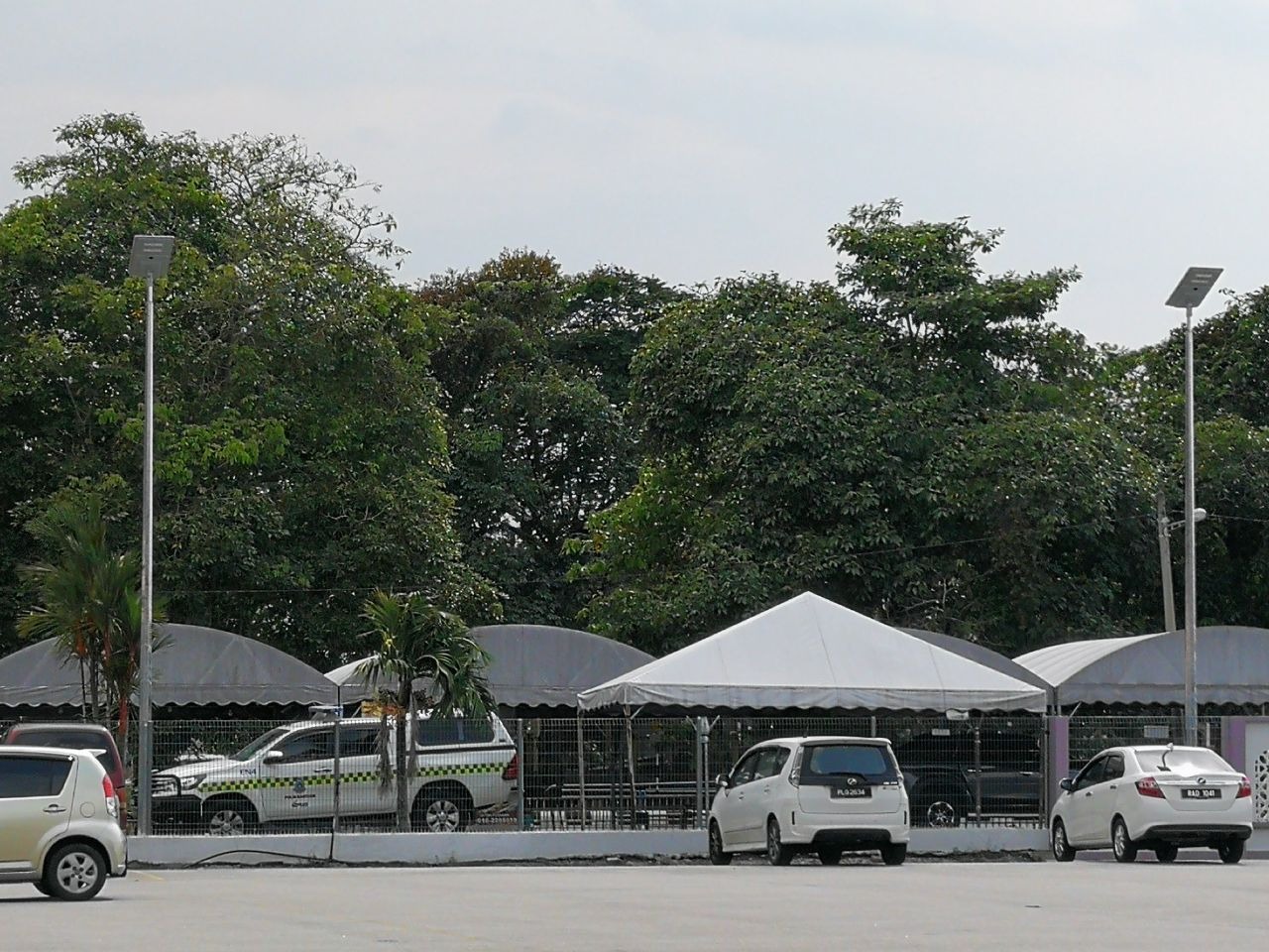 PEMASANGAN LAMPU JENIS LED SOLAR DAN LAMPU LIMPAH