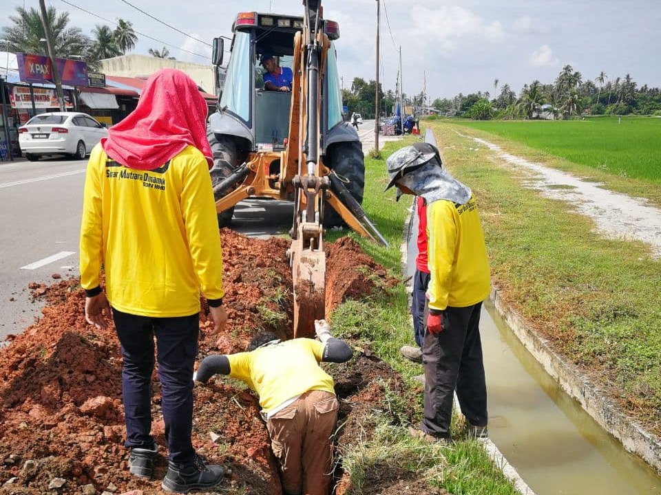 PEMASANGAN LAMPU ISYARAT DAN LAMPU JALAN 