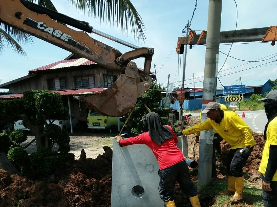 PEMASANGAN LAMPU ISYARAT DAN LAMPU JALAN 