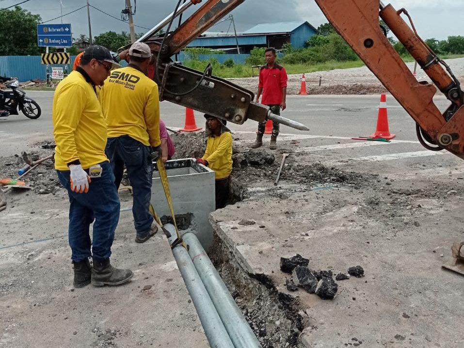 PEMASANGAN LAMPU ISYARAT DAN LAMPU JALAN 