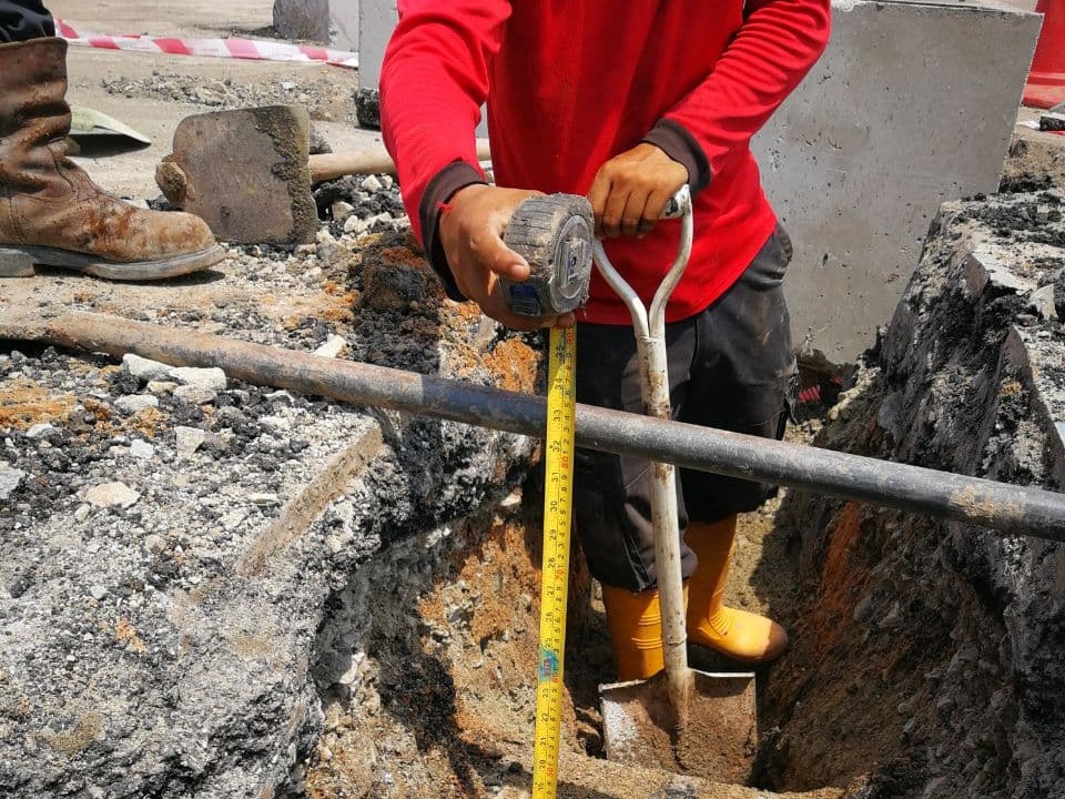 PEMASANGAN LAMPU ISYARAT DAN LAMPU JALAN 