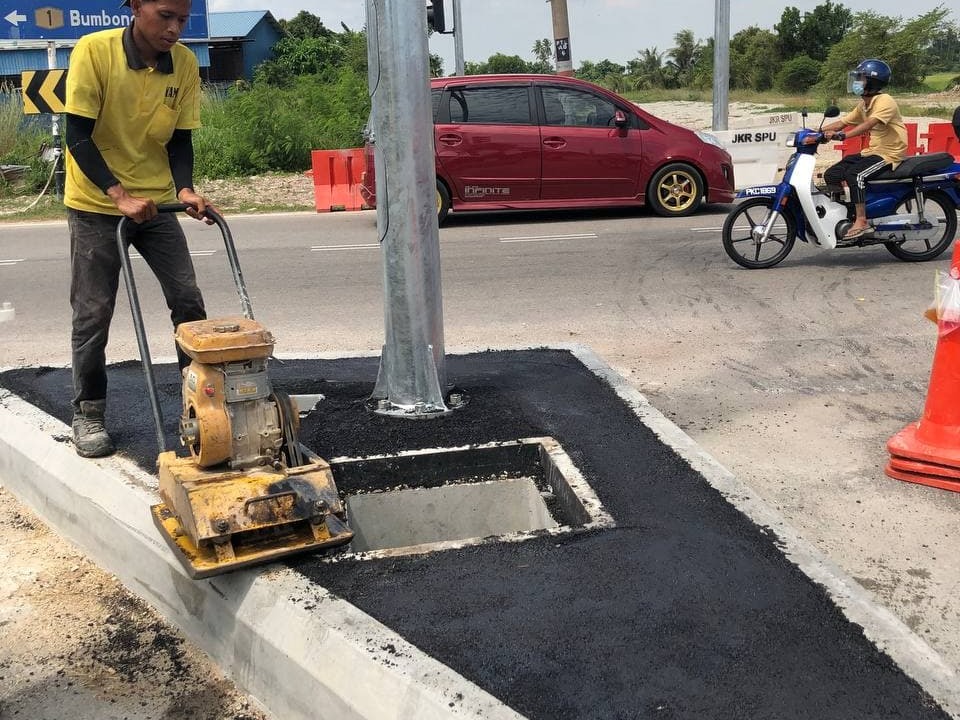 PEMASANGAN LAMPU ISYARAT DAN LAMPU JALAN 