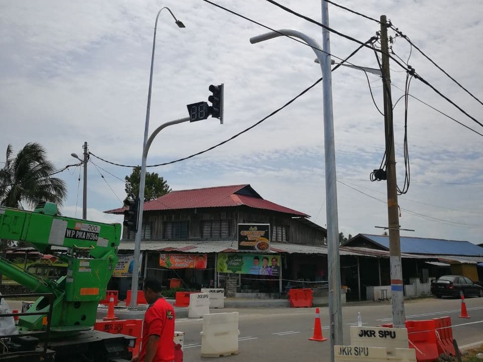 PEMASANGAN LAMPU ISYARAT DAN LAMPU JALAN 