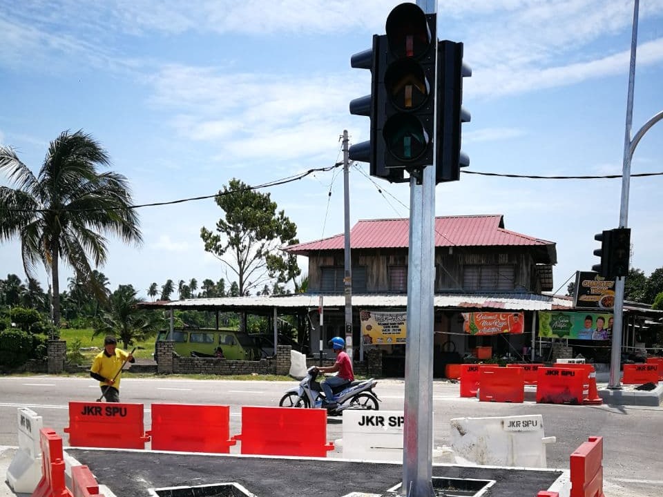 PEMASANGAN LAMPU ISYARAT DAN LAMPU JALAN 