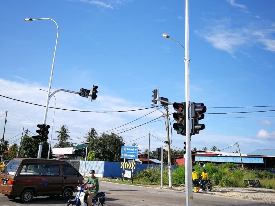 PEMASANGAN LAMPU ISYARAT DAN LAMPU JALAN 