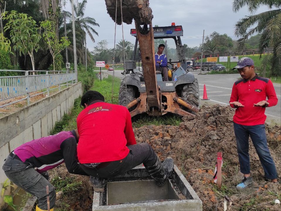 PEMASANGAN LAMPU JALAN JUNJONG